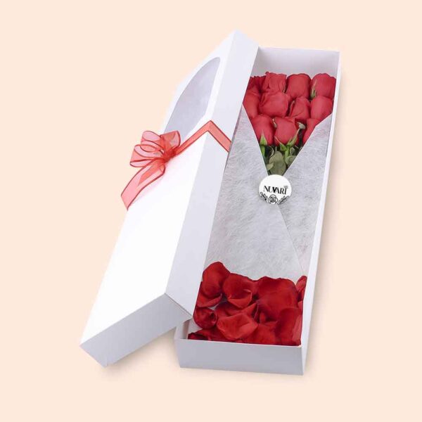 Caja de 12 rosas rojas frescas y elegantes, perfecta para regalos y ocasiones especiales